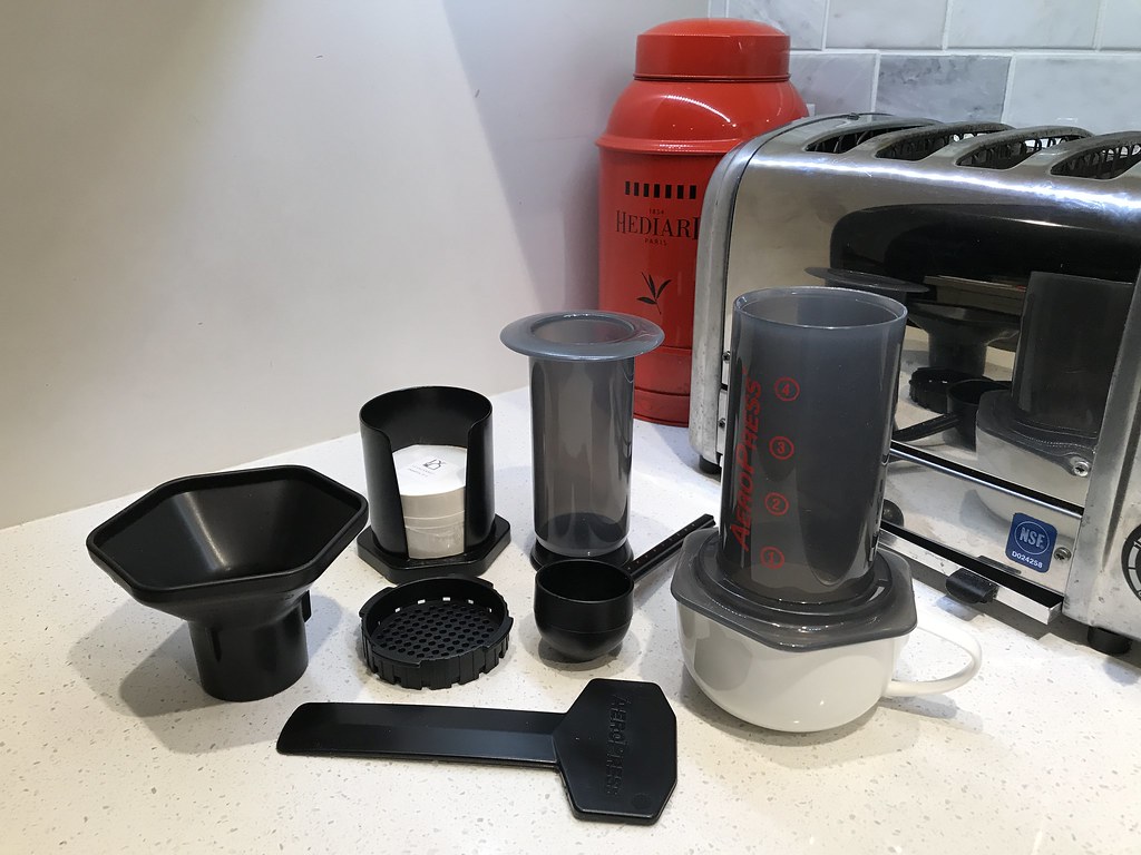 Aeropress desmontado mostrando sus piezas