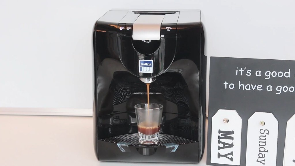 Cafetera de cápsulas preparando un espresso en un vaso