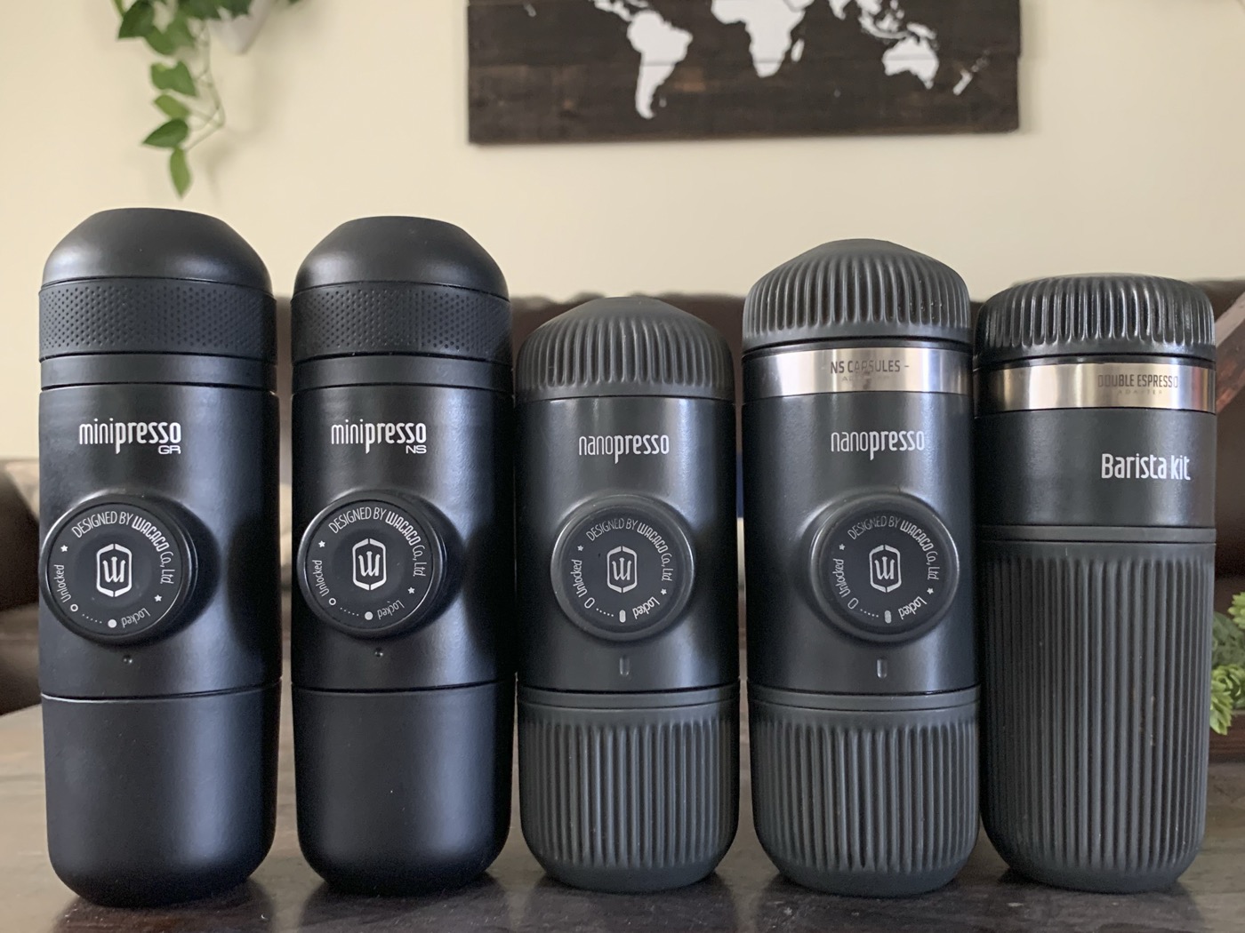 Varias cafeteras espresso portátiles Wacaco de distinto tamaño en fila
