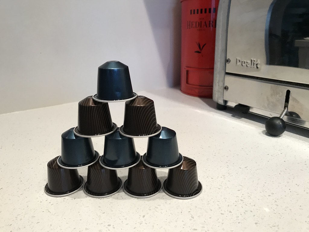 Cápsulas de aluminio de café apiladas sobre una encimera