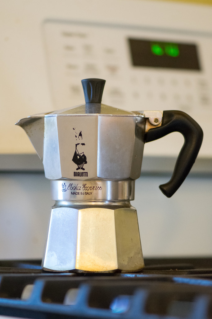 Cafetera moka italiana sobre el fuego preparando café