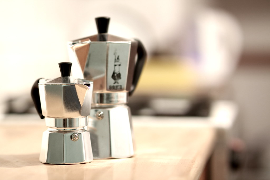 Dos cafeteras moka italianas de aluminio de distinto tamaño sobre una encimera