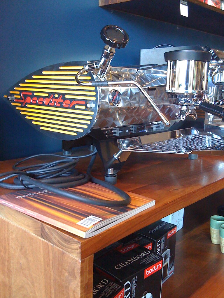 Cafetera espresso manual de palanca sobre una encimera de madera