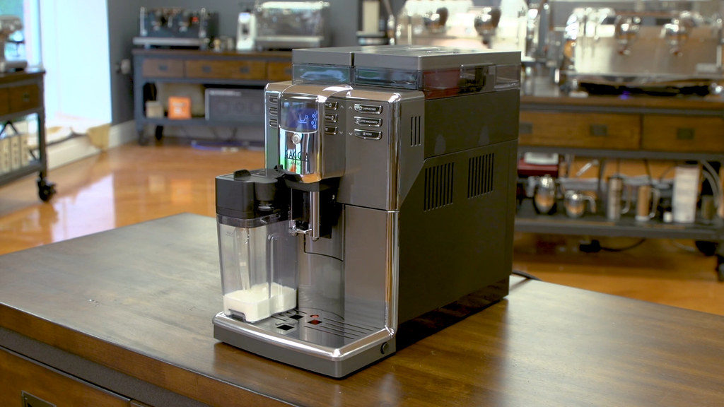 Cafetera superautomática con depósito de leche sobre una mesa de cocina