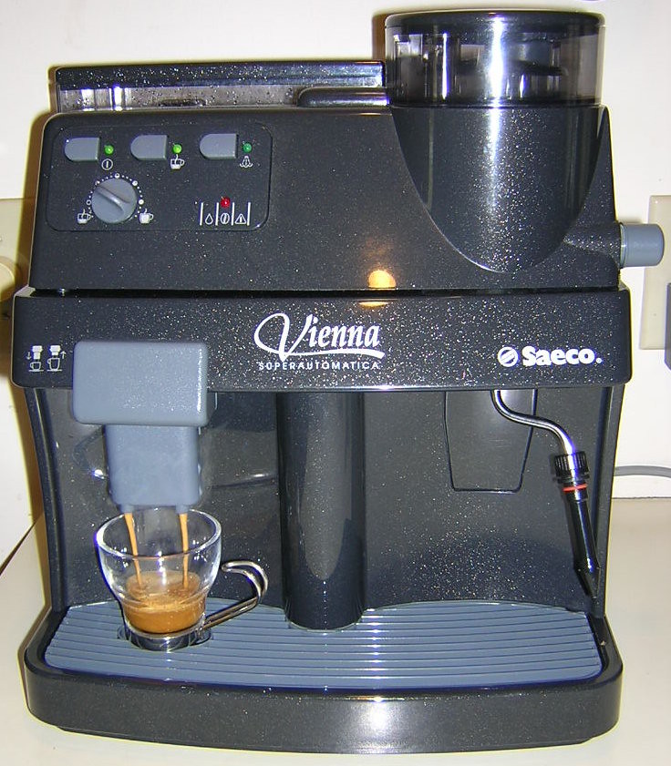 Cafetera superautomática sirviendo un café en una taza de cristal